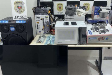 Policiais apreenderam dinheiro e produtos que teriam sido comprados com cartão furtado -  (crédito: Divulgação/Polícia Civil do Paraná )