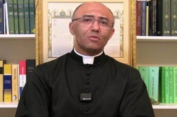 Padre Françoá declara que continua professando integralmente a fé católica e argumenta que sua atuação é motivada pela defesa da tradição da Igreja -  (crédito: Reprodução/Redes Sociais)