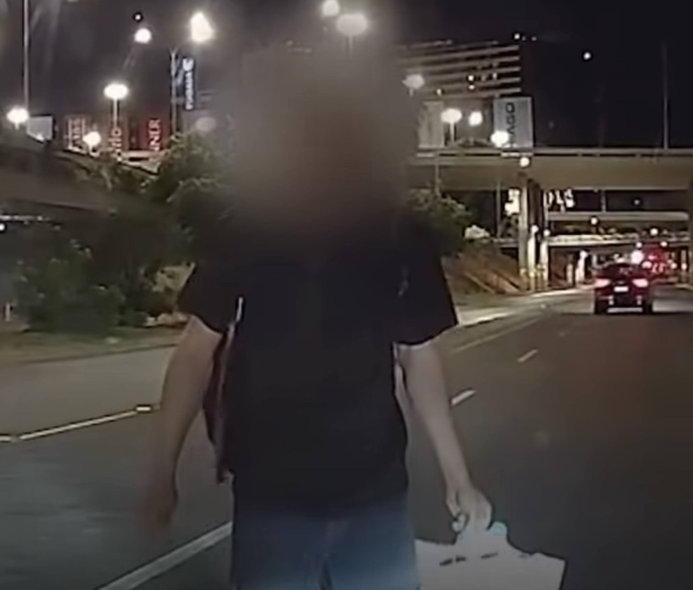 Homem se joga na frente de carro de aplicativo, e vídeo viraliza