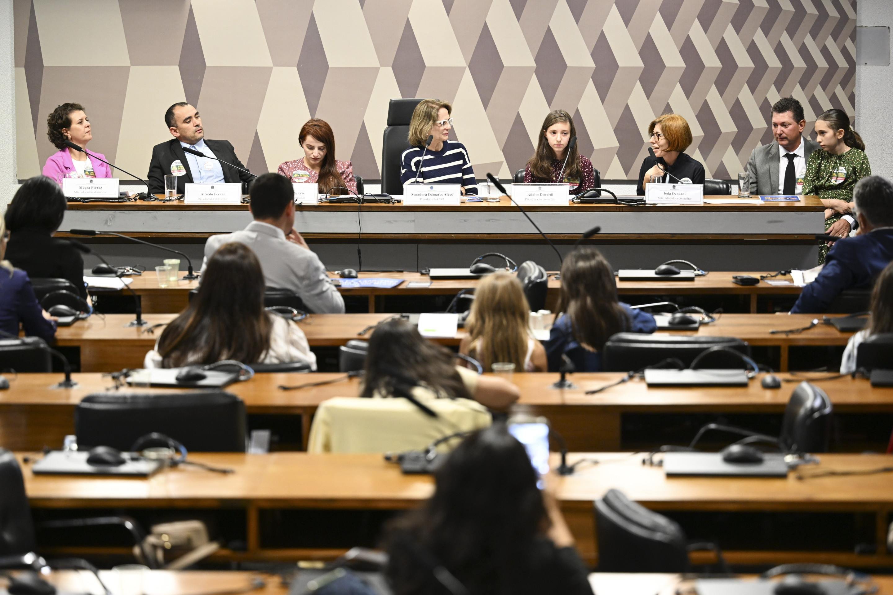 Homeschooling volta ao debate após pedido de urgência no Senado