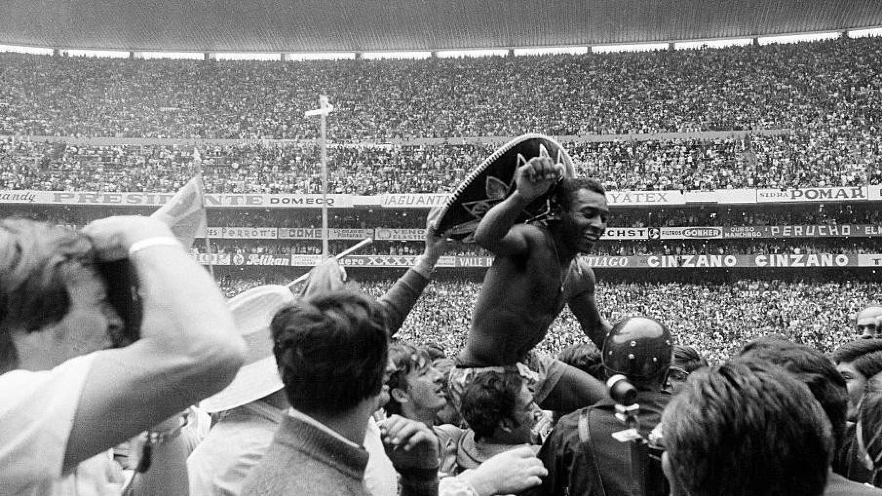'Brasil tem de parar de se gabar' no futebol e 'descer do salto', diz biógrafo escocês de Pelé