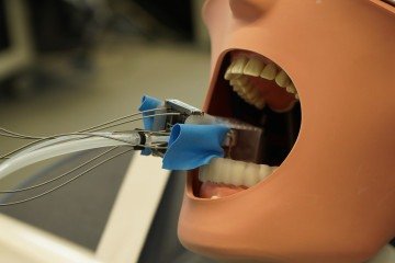Um robô em miniatura pode ajudar a preparar os dentes para receber uma coroa: rapidez no tratamento e menos idas à cadeira do dentista - (crédito: Catherine Weyer/Universidade de Basel) Um robô em miniatura pode ajudar a preparar os dentes para receber uma coroa: rapidez no tratamento e menos idas à cadeira do dentista - (crédito: Catherine Weyer/Universidade de Basel)