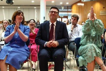 Andy Burnham (C) sorri ao lado de sua esposa, Marie-France van Heel (D), logo depois de ser confirmado para comandar os trabalhistas - (crédito: Henry Nicholls/AFP) Andy Burnham (C) sorri ao lado de sua esposa, Marie-France van Heel (D), logo depois de ser confirmado para comandar os trabalhistas - (crédito: Henry Nicholls/AFP)