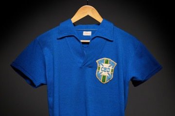 A camisa campeã foi utilizada por Pelé quando ele tinha apenas 17 anos - (crédito: Divulgação/Sotheby's) A camisa campeã foi utilizada por Pelé quando ele tinha apenas 17 anos - (crédito: Divulgação/Sotheby's)