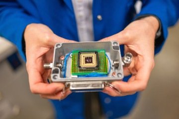 O equipamento utiliza um chip para analisar os gases liberados pelos alimentos e reconhecer alterações em sua composição -  (crédito: Brandon Sánchez-Mejia/UC Berkeley)