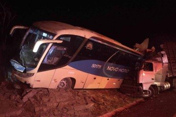 Carreta bateu na traseira de ônibus e deixou mortos na BR-135, em MG -  (crédito: Corpo de Bombeiros/Reprodução)