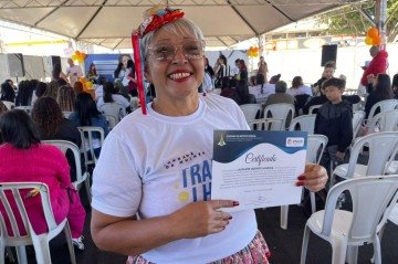 Laura contou que, além do aprendizado técnico, encontrou acolhimento e novas amizades durante as aulas. 'Serviu muito para o meu psicológico. Me ajudou a sair de um momento muito difícil e dos problemas que a vida traz. Nunca esquecerei desse dia especial', enfatizou, em lágrimas - (crédito: Foto: Davi Cruz/C.B/D.A press) Laura contou que, além do aprendizado técnico, encontrou acolhimento e novas amizades durante as aulas. 'Serviu muito para o meu psicológico. Me ajudou a sair de um momento muito difícil e dos problemas que a vida traz. Nunca esquecerei desse dia especial', enfatizou, em lágrimas - (crédito: Foto: Davi Cruz/C.B/D.A press)