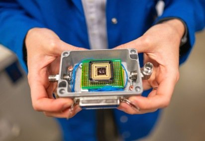 O equipamento utiliza um chip para analisar os gases liberados pelos alimentos e reconhecer alterações em sua composição -  (crédito: Brandon Sánchez-Mejia/UC Berkeley) -O equipamento utiliza um chip para analisar os gases liberados pelos alimentos e reconhecer alterações em sua composição -  (crédito: Brandon Sánchez-Mejia/UC Berkeley)