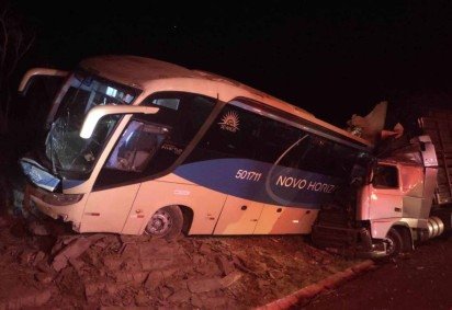Carreta bateu na traseira de ônibus e deixou mortos na BR-135, em MG -  (crédito: Corpo de Bombeiros/Reprodução)