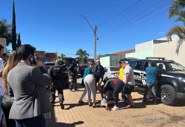 Sob forte comoção, familiares choram durante retirada dos corpos de casal morto -  (crédito: Vitoria Torres/CB)