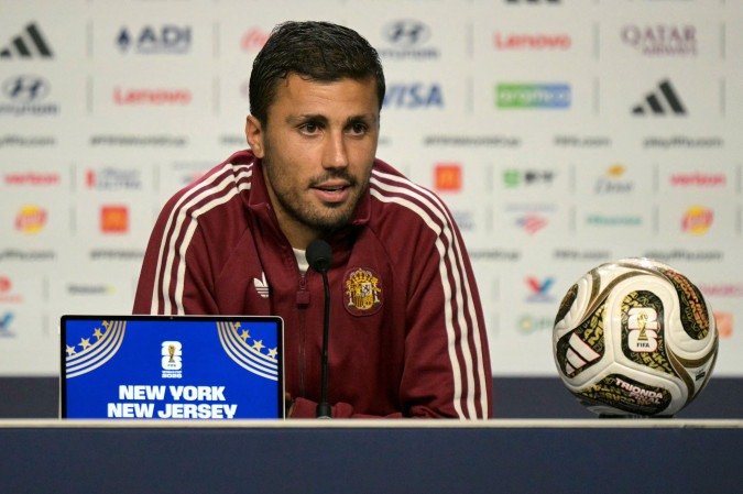 Rodri, eleito Bola de Ouro de 2024, travar&aacute; duelo com Messi, melhor jogador do mundo oito vezes -  (crédito: Juan Mabromata/AFP)