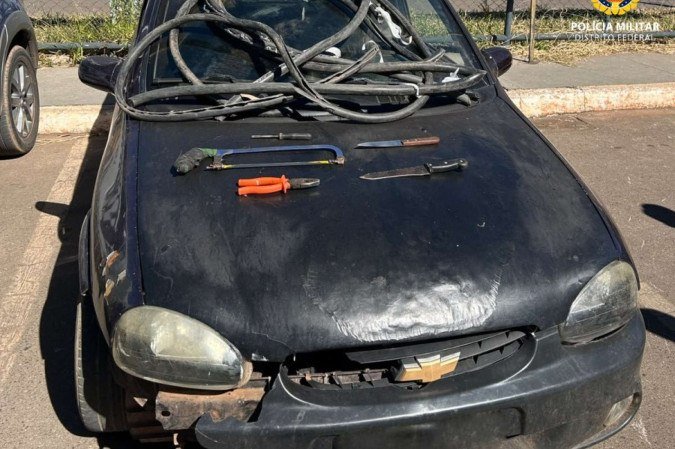 Os policiais apreenderam diversos materiais utilizados na extração de cobre, além de um veículo com placa adulterada - (crédito: Divulgação/PMDF) Os policiais apreenderam diversos materiais utilizados na extração de cobre, além de um veículo com placa adulterada - (crédito: Divulgação/PMDF)