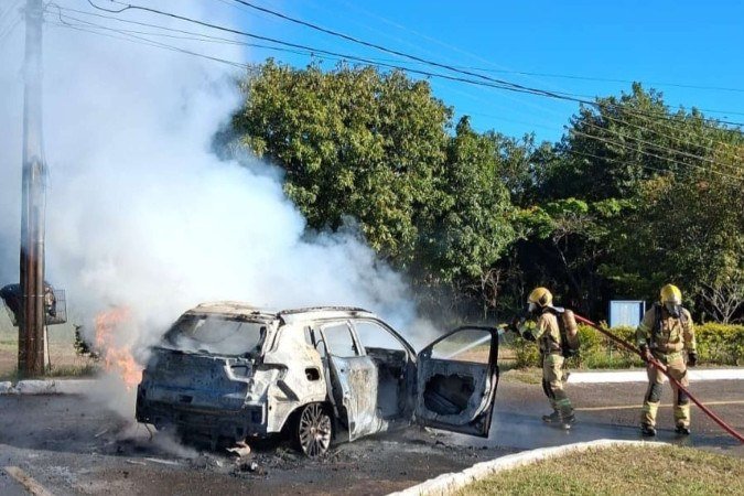 CBMDF combate incêndio em carro no Park Way - (crédito: Divulgação: CBMDF) CBMDF combate incêndio em carro no Park Way - (crédito: Divulgação: CBMDF)