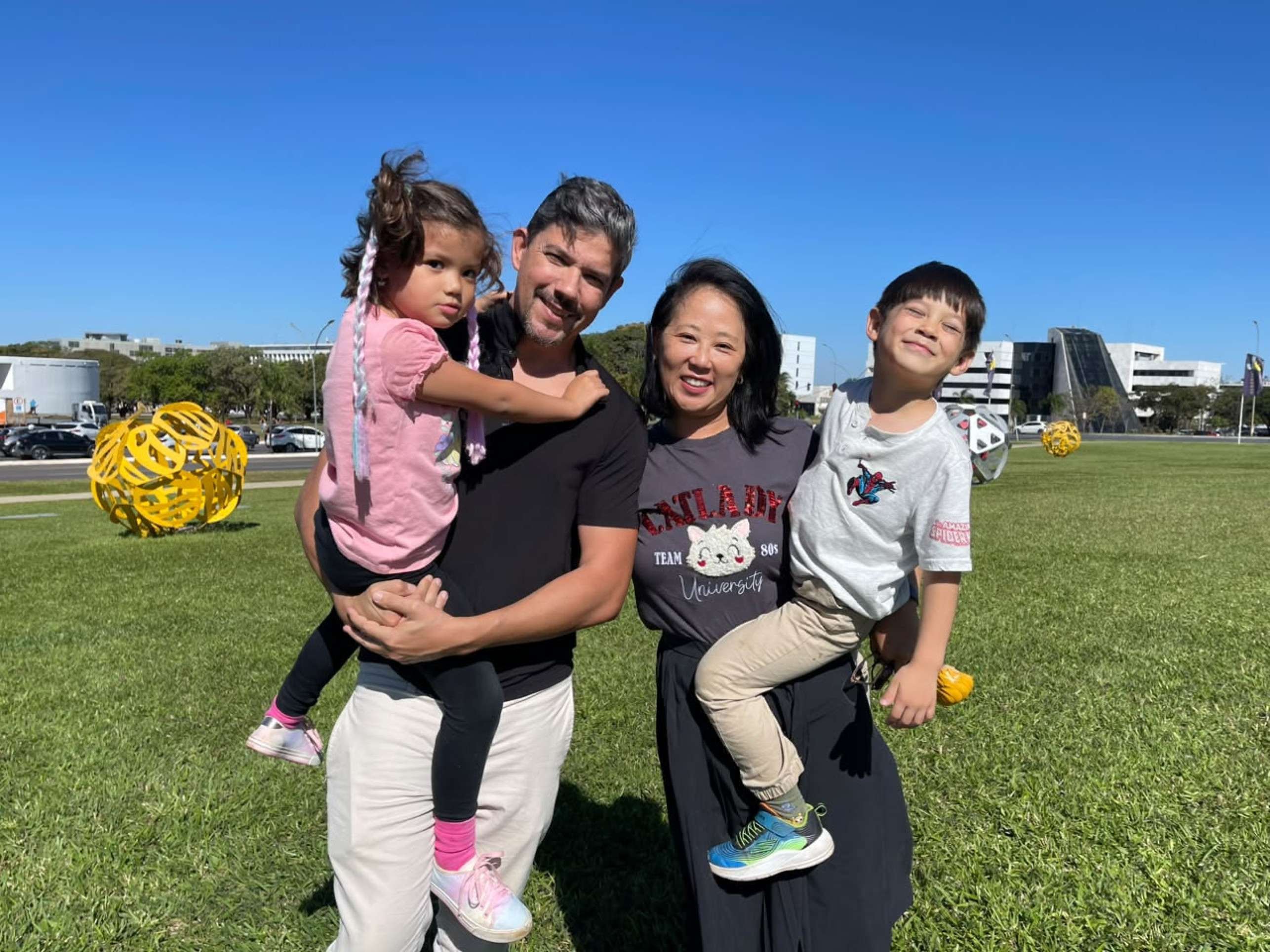 Carlos e Luisa Muraki com os filhos g&ecirc;meos Yan e Mia no Memorial JK