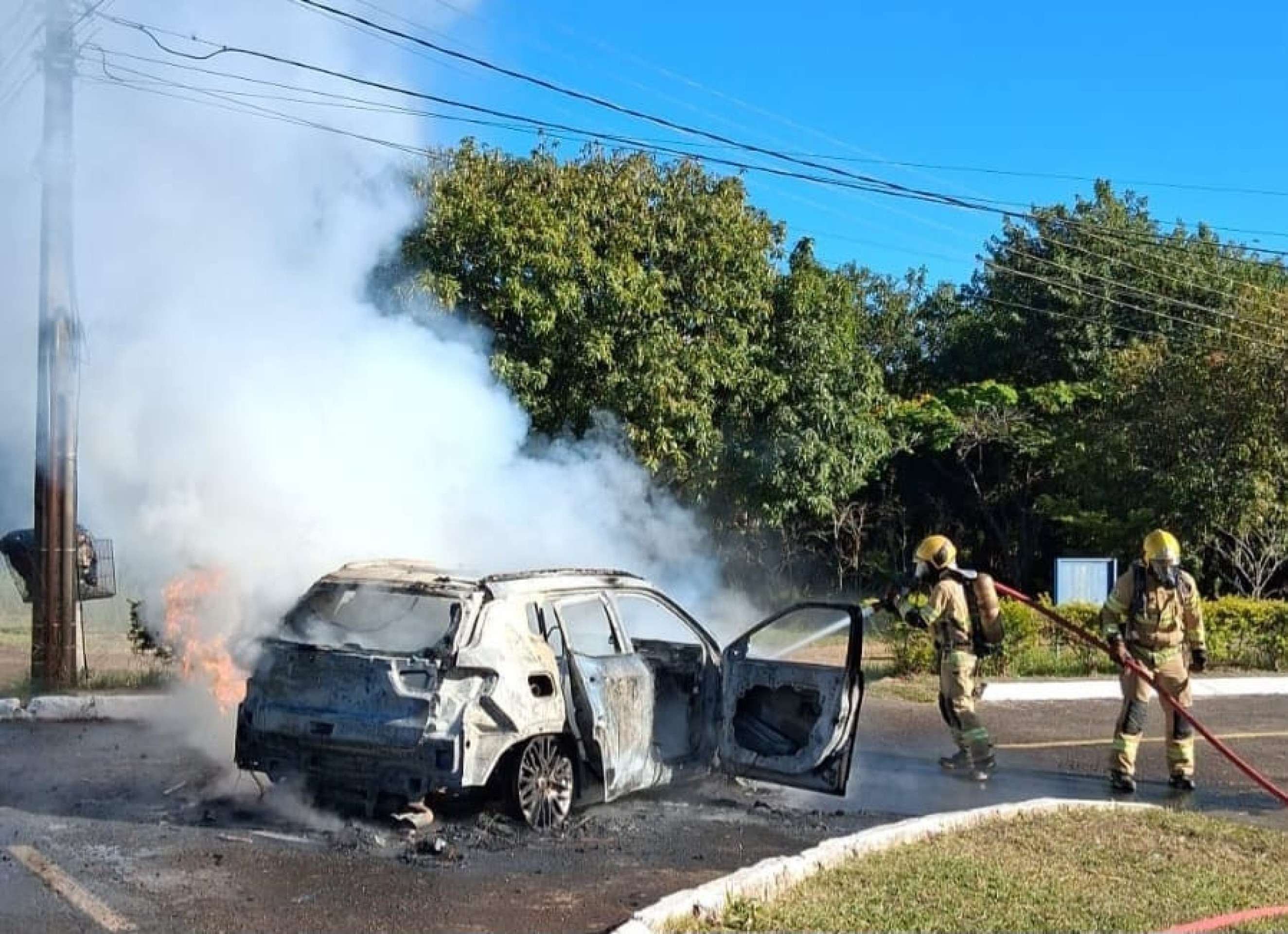 Incêndio atinge carro no Park Way e motorista solicita perícia do CBMDF