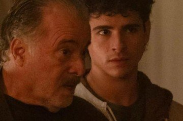 Tony Ramos e João Victor Gonçalves em 'Quem Ama Cuida'
- (crédito: Reprodução/Globo) Tony Ramos e João Victor Gonçalves em 'Quem Ama Cuida'
- (crédito: Reprodução/Globo)