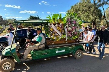 Familiares e amigos seguiram o cortejo na tarde deste sábado (18/7) - (crédito: Beatriz Mascarenhas/CB/D.A.Press) Familiares e amigos seguiram o cortejo na tarde deste sábado (18/7) - (crédito: Beatriz Mascarenhas/CB/D.A.Press)