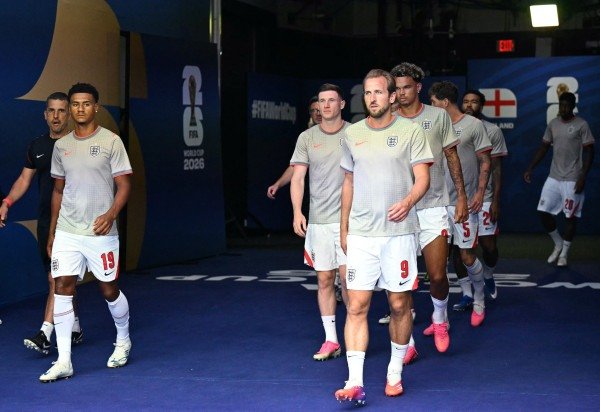 Jogadores da Inglaterra se dirigem ao aquecimento antes do confronto contra a França, pela disputa do terceiro lugar da Copa do Mundo de 2026 -  (crédito:  AFP)