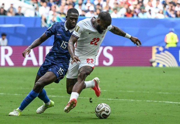 Jogo entre Inglaterra e França neste sábado (18/7) -  (crédito: CHANDAN KHANNA / AFP)