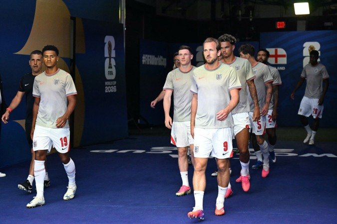 Jogadores da Inglaterra se dirigem ao aquecimento antes do confronto contra a França, pela disputa do terceiro lugar da Copa do Mundo de 2026 - (crédito: AFP) Jogadores da Inglaterra se dirigem ao aquecimento antes do confronto contra a França, pela disputa do terceiro lugar da Copa do Mundo de 2026 - (crédito: AFP)