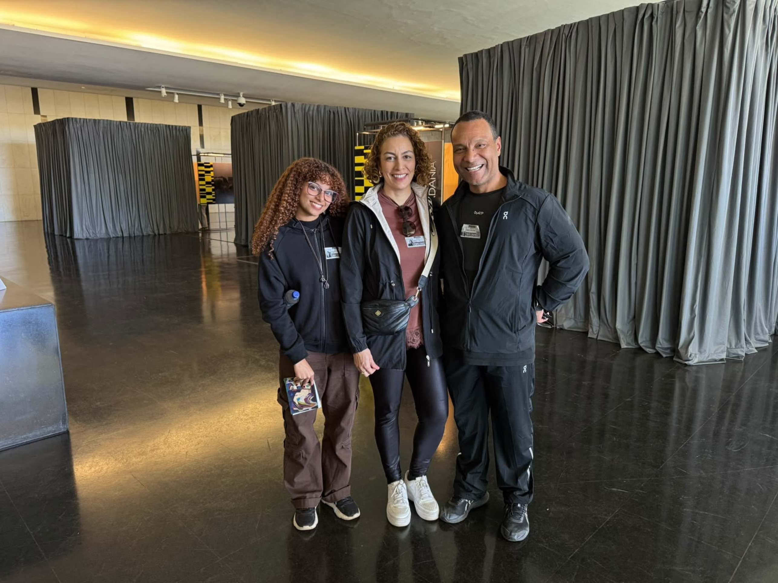 Victoria (filha), e Bethania, esposa de Edson, participaram da visita guiada
