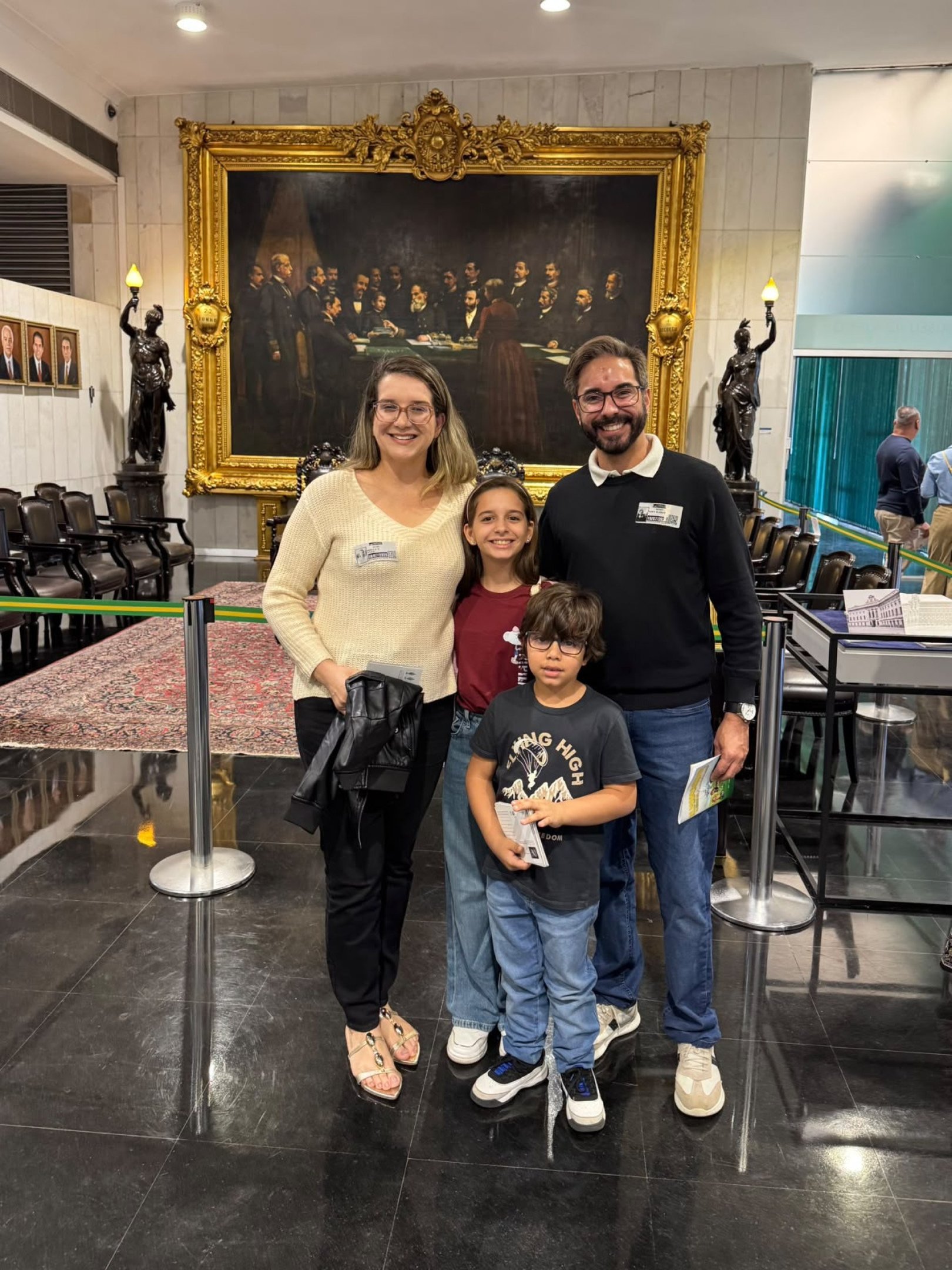 Mara e os filhos Laura e Felipe, na companhia do pai Alan