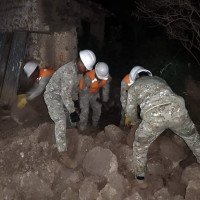 Imagem divulgada pelo Ministério da Defesa do Peru mostra bombeiros à procura de feridos -  (crédito:  AFP)