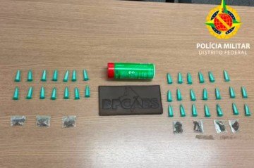 Dupla é presa na Rodoviária Interestadual com 34 pinos de cocaína e sete porções de maconha - (crédito: PMDF/Divulgação) Dupla é presa na Rodoviária Interestadual com 34 pinos de cocaína e sete porções de maconha - (crédito: PMDF/Divulgação)