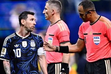 Darren Cann (à direita) integrou a equipe de arbitragem da final de 2010, ao lado do árbitro Howard Webb e do também assistente Michael Mullarkey - (crédito: Getty Images) Darren Cann (à direita) integrou a equipe de arbitragem da final de 2010, ao lado do árbitro Howard Webb e do também assistente Michael Mullarkey - (crédito: Getty Images)
