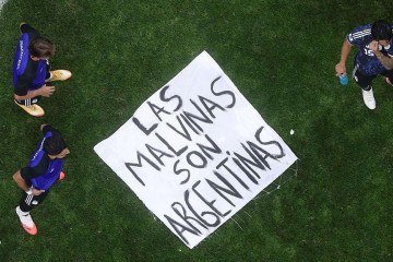 Os jogadores da Argentina protestaram na Copa do Mundo de 2026 ao exibirem uma faixa com os dizeres 'As Malvinas são argentinas' após vencerem a Inglaterra por 2 a 1 na semifinal. - (crédito: PA Media) Os jogadores da Argentina protestaram na Copa do Mundo de 2026 ao exibirem uma faixa com os dizeres 'As Malvinas são argentinas' após vencerem a Inglaterra por 2 a 1 na semifinal. - (crédito: PA Media)