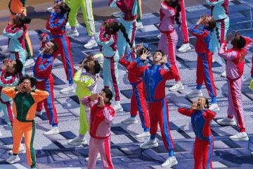 Dan&ccedil;arinos se apresentam durante a cerim&ocirc;nia de encerramento da final da Copa do Mundo de 2026 entre Espanha e Argentina, no est&aacute;dio de Nova York/Nova Jersey, em East Rutherford, em 19 de julho de 2026       -  (crédito: TIMOTHY A. CLARY / AFP)