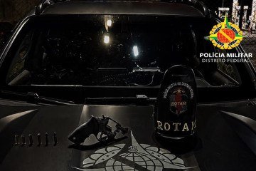 Com o suspeito, os policiais apreenderam uma arma de fogo
- (crédito: PMDF/Divulgação) Com o suspeito, os policiais apreenderam uma arma de fogo
- (crédito: PMDF/Divulgação)
