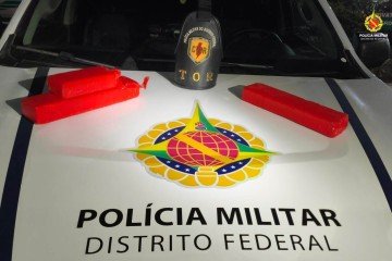 Durante a abordagem, os policiais encontraram dois tabletes e meio de maconha na mochila do passageiro - (crédito: PMDF/Divugação) Durante a abordagem, os policiais encontraram dois tabletes e meio de maconha na mochila do passageiro - (crédito: PMDF/Divugação)