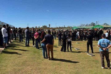 Sob forte comoção, familiares e amigos se despedem de casal assassinado
- (crédito: Eduardo Fernandes/CB) Sob forte comoção, familiares e amigos se despedem de casal assassinado
- (crédito: Eduardo Fernandes/CB)