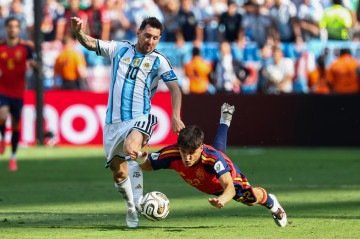 Argentina's forward #10 Lionel Messi fouls Spain's defender #22 Pau Cubarsi during the 2026 World Cup football tournament final match between Spain and Argentina at the New York/New Jersey Stadium in East Rutherford on July 19, 2026. - (crédito: Franck Fife/AFP) Argentina's forward #10 Lionel Messi fouls Spain's defender #22 Pau Cubarsi during the 2026 World Cup football tournament final match between Spain and Argentina at the New York/New Jersey Stadium in East Rutherford on July 19, 2026. - (crédito: Franck Fife/AFP)