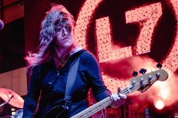 Jennifer Finch, baixista do L7, morre aos 59 anos após câncer no cérebro - (crédito: Reprodução/Redes Sociais) Jennifer Finch, baixista do L7, morre aos 59 anos após câncer no cérebro - (crédito: Reprodução/Redes Sociais)
