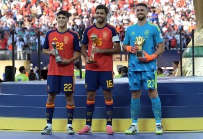 Pau Cubarsi, Rodri e o goleiro da Espanha Unai Simon -  (crédito: Juan Mabromata/AFP)