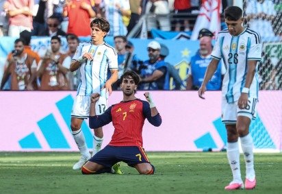 Após 106 minutos de uma tensa decisão, Ferran Torres balançou a rede e garantiu o bicampeonato -  (crédito: Odd Andersen/AFP)
