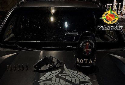 Com o suspeito, os policiais apreenderam uma arma de fogo
 -  (crédito: PMDF/Divulgação) -Com o suspeito, os policiais apreenderam uma arma de fogo
 -  (crédito: PMDF/Divulgação)