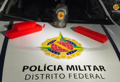 Durante a abordagem, os policiais encontraram dois tabletes e meio de maconha na mochila do passageiro -  (crédito: PMDF/Divugação) -Durante a abordagem, os policiais encontraram dois tabletes e meio de maconha na mochila do passageiro -  (crédito: PMDF/Divugação)