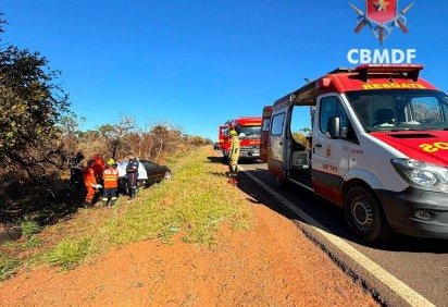 Mulher morre e homem fica ferido após carro atingir árvore na DF-190
 -  (crédito: CBMDF/Divulgação) -Mulher morre e homem fica ferido após carro atingir árvore na DF-190
 -  (crédito: CBMDF/Divulgação)