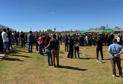 Sob forte como&ccedil;&atilde;o, familiares e amigos se despediram de casal assassinado na quinta-feira -  (crédito: Eduardo Fernandes/CB)