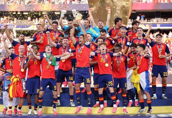 New York/EUA - 19/07/2026 - COPA 2026 - Seleção da Espanha levanta a taça de campeã da Copa 2026 ao derrotar a Seleção da Argentina. O empate sem gols no tempo regulamentar levou o jogo para a prorrogação. Ferran Torres foi o responsável por destravar o placar e fazer o gol da vitória do título da Espanha. A vitória por 1 a 0 rendeu 30,27 pontos. Foto: @FIFAcom -  (crédito:  @FIFAcom)