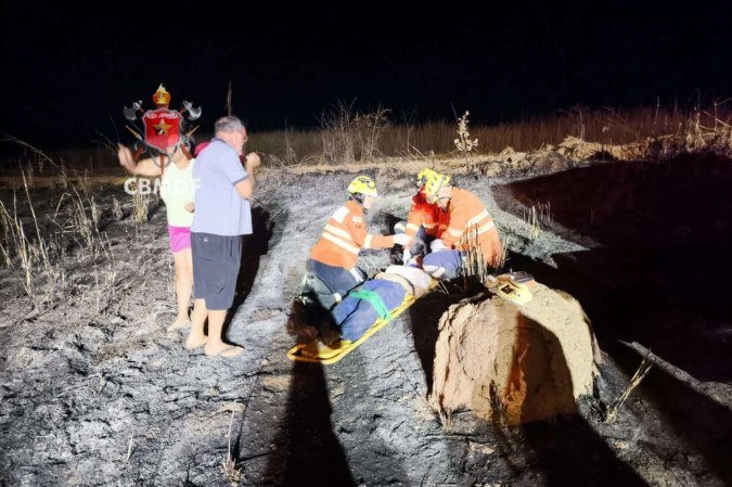 Três pessoas ficam feridas após capotamento na BR-020
