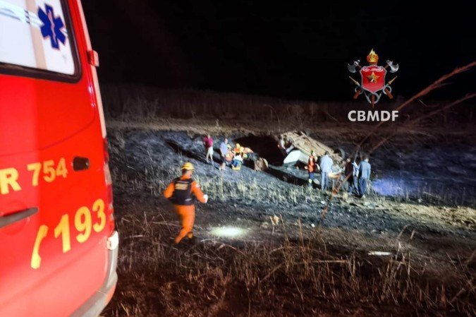 Três pessoas ficam feridas após capotamento na BR-020
