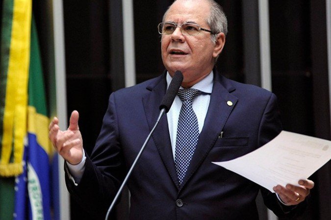 Um avião que transportava o deputado federal Hildo Rocha (MDB-MA) precisou fazer um pouso forçado neste sábado (18/7). O caso foi relatado pelo próprio deputado nas redes sociais - (crédito: Reprodução/Câmara dos Deputados) Um avião que transportava o deputado federal Hildo Rocha (MDB-MA) precisou fazer um pouso forçado neste sábado (18/7). O caso foi relatado pelo próprio deputado nas redes sociais - (crédito: Reprodução/Câmara dos Deputados)