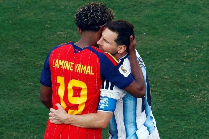 Torcedor posa com camiseta estampada com a foto feita em 2007, quando o argentino tinha 20 anos e o espanhol, poucos meses - (crédito: Getty Images) Torcedor posa com camiseta estampada com a foto feita em 2007, quando o argentino tinha 20 anos e o espanhol, poucos meses - (crédito: Getty Images)