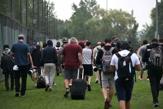 Profissionais de imprensa deixam o gramado após o adiamento de um treino da Espanha devido às condições climáticas em Nova Jersey, em 18 de julho de 2026 - (crédito: MAURO PIMENTEL / AFP) Profissionais de imprensa deixam o gramado após o adiamento de um treino da Espanha devido às condições climáticas em Nova Jersey, em 18 de julho de 2026 - (crédito: MAURO PIMENTEL / AFP)