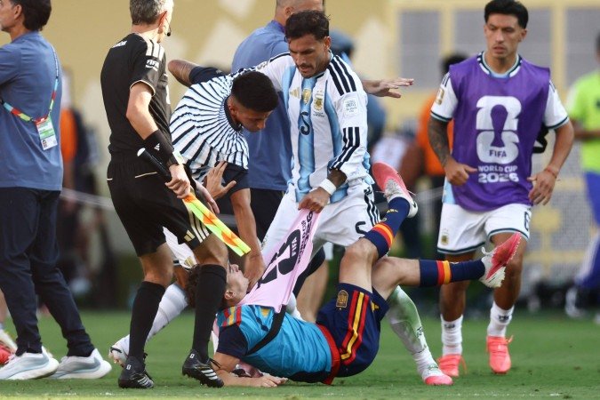 O meio-campista da Argentina, Leandro Paredes, protagonizou confusão com o meio-campista e o zagueiro espanhóis, Pabo Gavi e Eric García - (crédito: AFP) O meio-campista da Argentina, Leandro Paredes, protagonizou confusão com o meio-campista e o zagueiro espanhóis, Pabo Gavi e Eric García - (crédito: AFP)