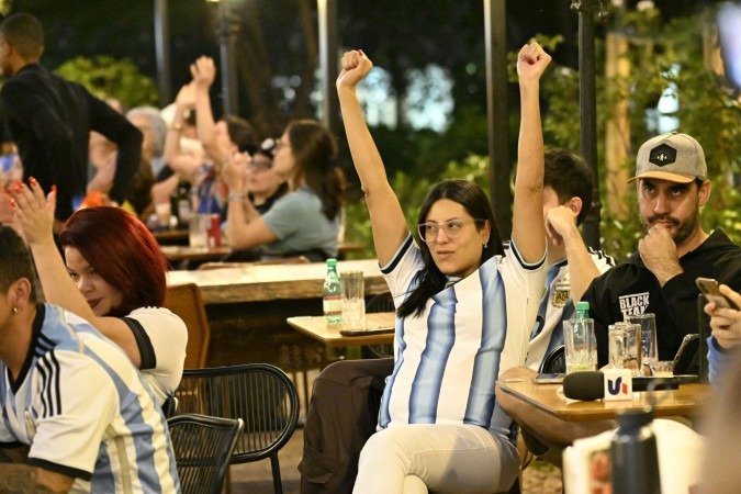 Mulheres gastam mais, apesar de serem minoria nos bares na final da Copa